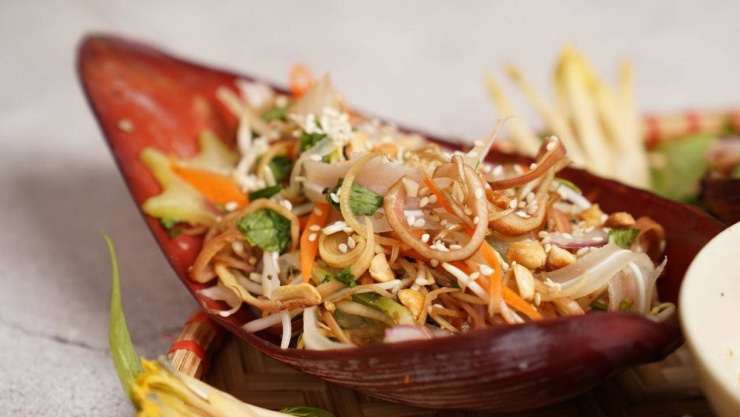 Salad hoa chuối cung cấp chất béo tốt, chất xơ có tác dụng hỗ trợ giảm cân, ổn định đường huyết...