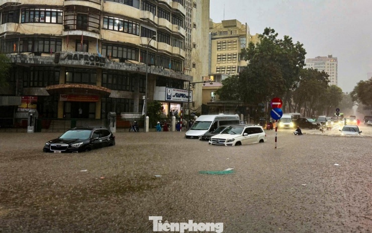 Bộ trưởng Trần Hồng Minh cho rằng giao thông và thoát nước phải được thiết kế như một chỉnh thể thống nhất. Ảnh: Duy Phạm.