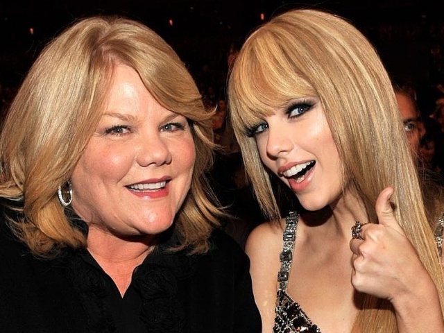 Taylor Swift được mẹ mai mối cho Travis Kelce