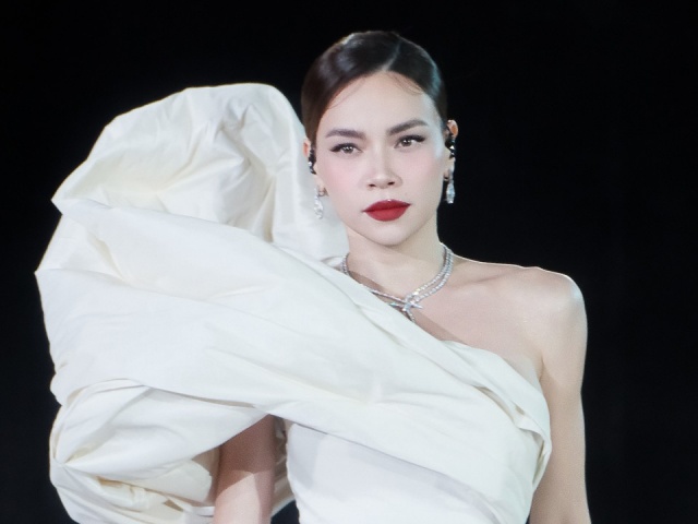 Hồ Ngọc Hà 'đẹp phát sáng' trên sân khấu Miss Cosmo 2025