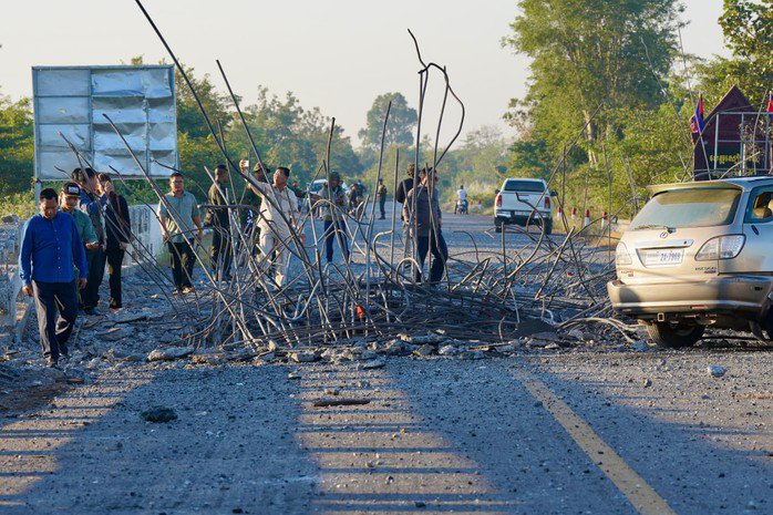 Giao thông nhiều khu vực biên giới Campuchia tê liệt sau các đợt không kích từ tiêm kích F-16 do quân đội Thái Lan điều khiển. Ảnh: The Khmer Times