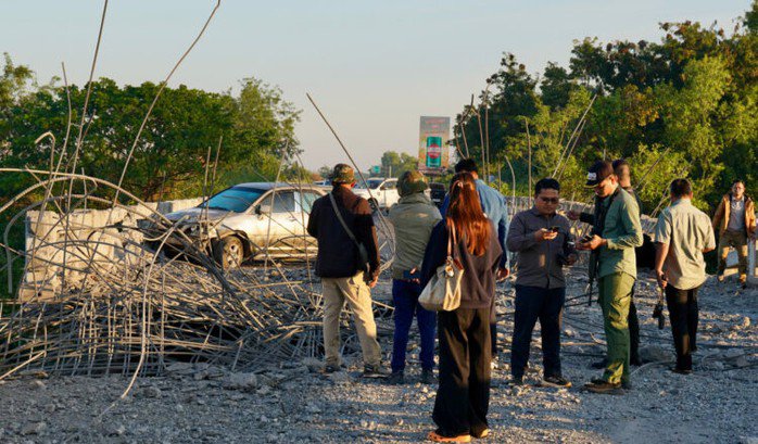 Giao thông nhiều khu vực biên giới Campuchia tê liệt sau các đợt không kích từ tiêm kích F-16 do quân đội Thái Lan tiến hành. Ảnh: The Khmer Times