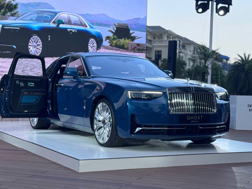 Chiếc Rolls-Royce Ghost Series II mở bán tại thị trường Việt Nam hồi tháng 4-2025 với giá khởi điểm gần 35 tỉ đồng