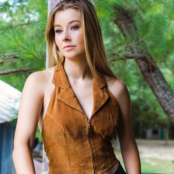 Bên cạnh nhan sắc và phong thái trình diễn tự tin, Yolina Lindquist còn ghi dấu ấn mạnh mẽ với dự án cộng đồng mang tên Courage Over Cancer – nền tảng hỗ trợ nghiên cứu, kết nối và đồng hành cùng bệnh nhân ung thư.