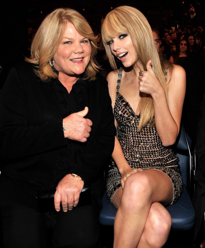 Taylor Swift và mẹ cùng tham gia sự kiện năm 2010. Ảnh: WireImage