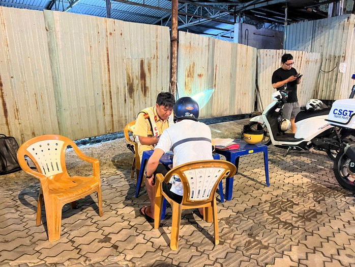 Nam sinh viên bị lập biên bản vi phạm nồng độ cồn.