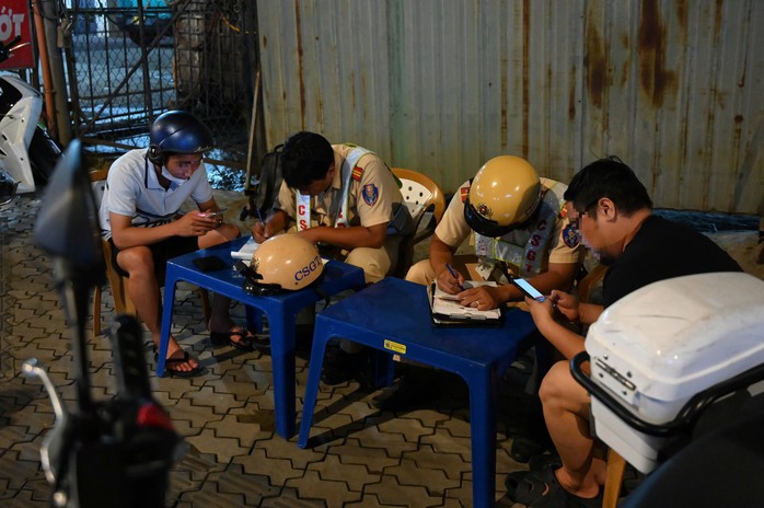 CSGT Hàng Xanh lập biên bản người vi phạm.