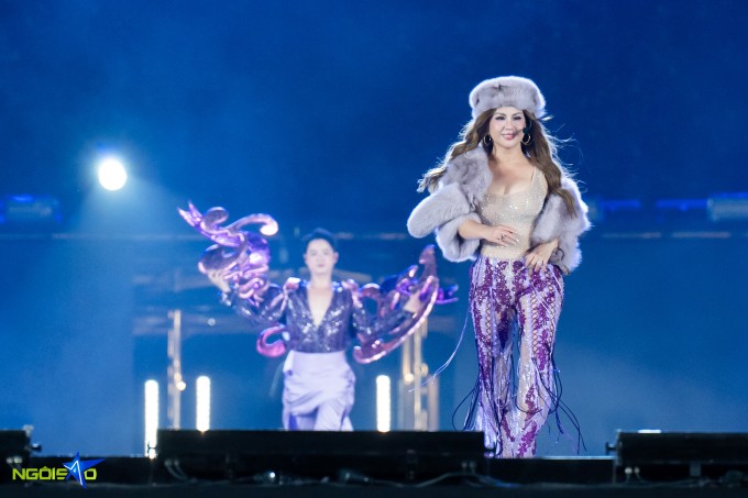 Minh Tuyết không đeo cánh thiên thần nhưng vẫn được cổ vũ nồng nhiệt khi đi catwalk.