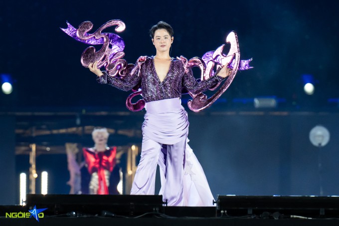 Nam ca sĩ thể hiện hình ảnh phi giới tính với bộ trang phục và đôi cánh thiên thần cách điệu tông tím.