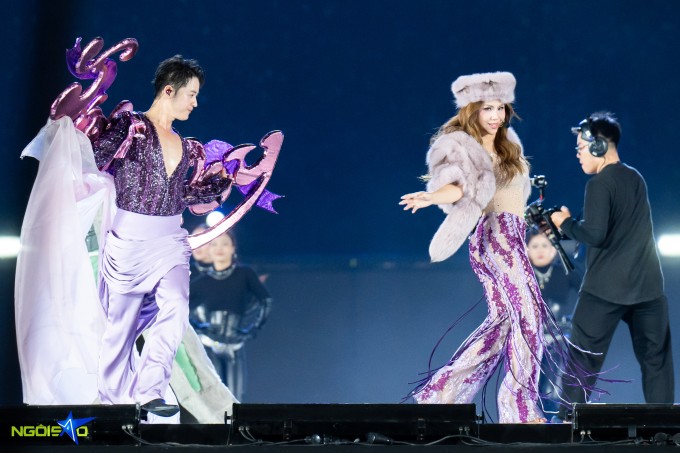 Khán giả càng trở nên phấn khích hơn với màn đọ vẻ sexy của Minh Tuyết và 'anh tài' Thanh Duy.