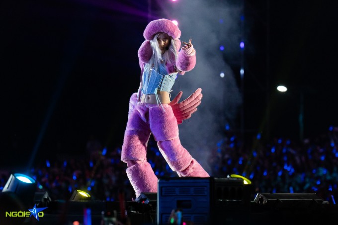 Trong khi đó, BB Trần gây ấn tượng với bộ trang phục do mình tự thiết kế. Bay từ TP HCM ra Hà Nội, nam ca sĩ mang theo hàng chục thùng hành lý, phụ kiện với mục đích "chặt chém", "chiếm spotlight" trong concert có hơn 50 nghệ sĩ tham gia.