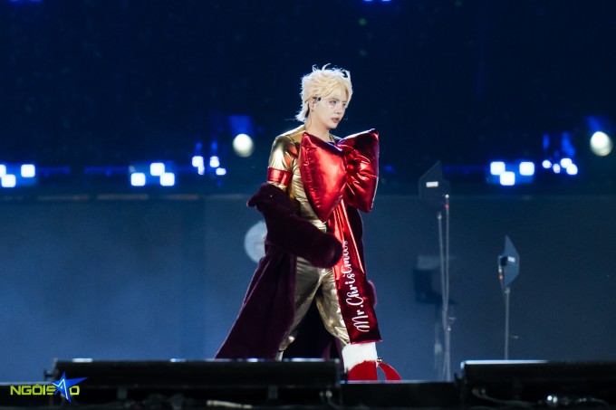 Duy Khánh diện trang phục lấy cảm hứng từ cây thông Noel khi đi catwalk.