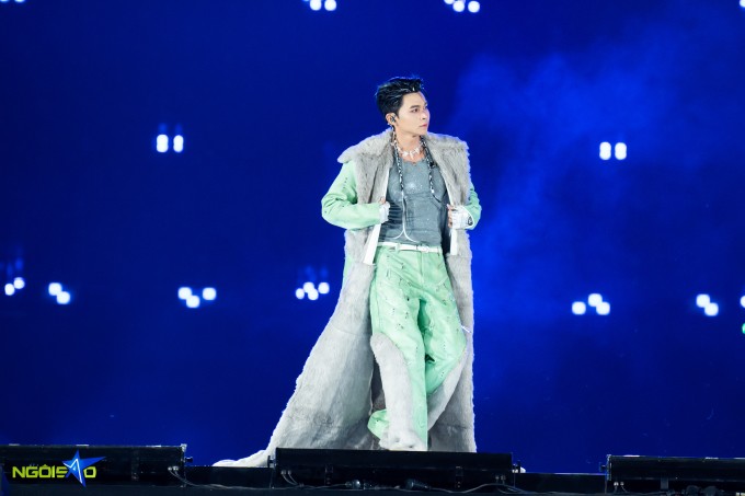 'Anh tài' Jun Phạm giữ vai trò kết màn catwalk và khiến những tiếng hú hét thêm lớn hơn khi cởi áo khoác, xé áo trong, để lộ cơ bắp cuồn cuộn.