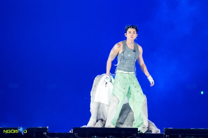 Y Concert kéo dài 10 tiếng, kết thúc lúc nửa đêm với sân khấu rộng 'chưa từng có' trong lịch sử showbiz Việt với diện tích hơn 200 m2 cùng 10 màn hình led cỡ lớn. Theo chia sẻ của một số nghệ sĩ, chương trình thu hút 60.000 khán giả. Hầu hết các tiết mục từng ghi dấu trong 'Anh trai vượt ngàn chông gai', 'Chị đẹp đạp gió rẽ sóng' hay 'Tân binh toàn năng' đều được làm mới cả phần âm nhạc lẫn trình diễn.