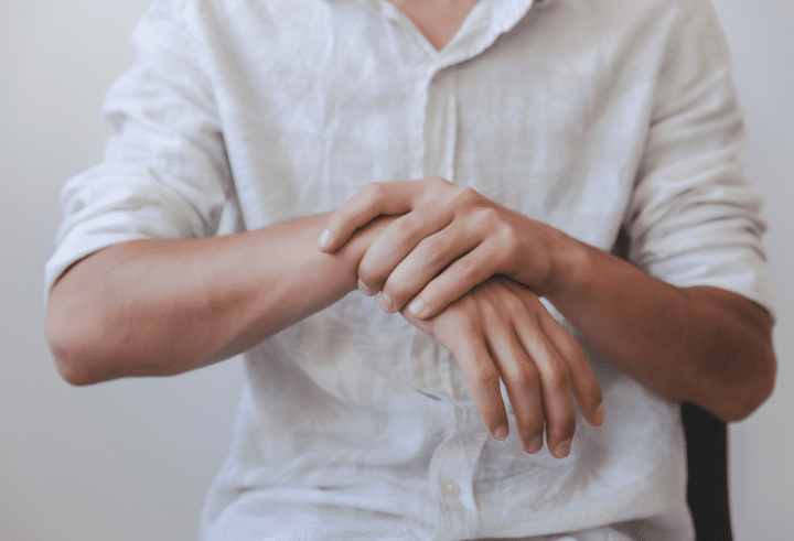 Tê tay tưởng là chuyện nhỏ nhưng lại là dấu hiệu của hội chứng ống cổ tay