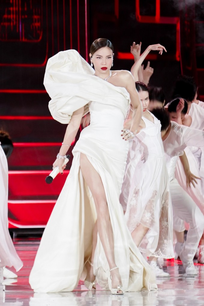 Hồ Ngọc Hà trổ tài catwalk khi trình diễn ca khúc Bang Bang trên sân khấu chung kết Miss Cosmo 2025, tối 20/12. Ảnh: Phát Mạnh Phan