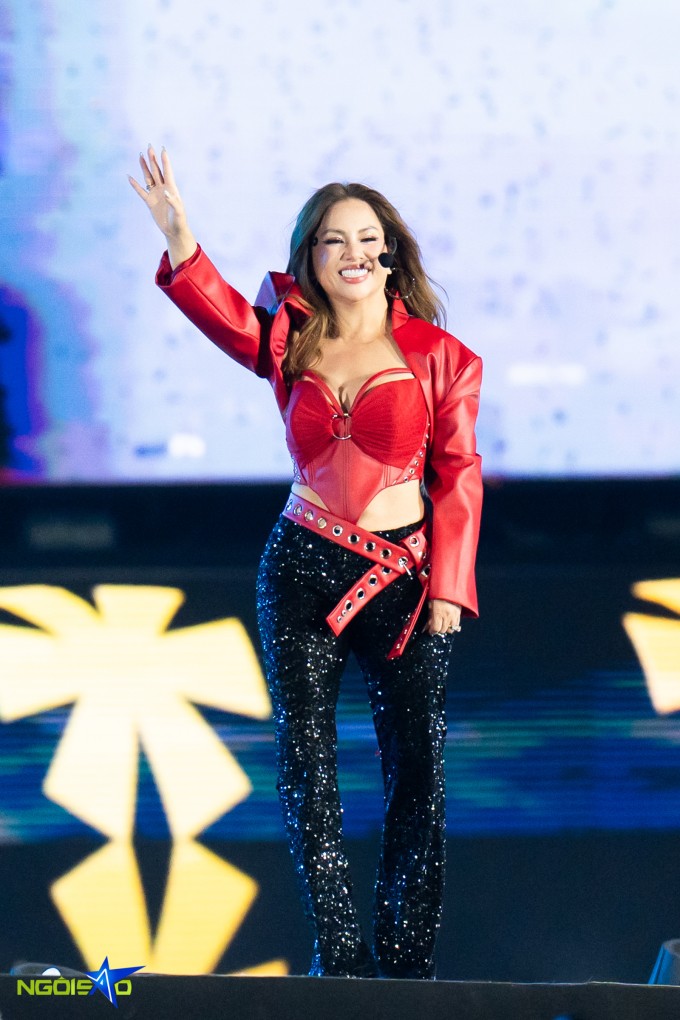 Ở tuổi 49, Minh Tuyết vẫn là một trong những người đẹp sexy nhất trên sân khấu tối qua với những bộ cánh cắt khoét tôn ngực đầy, eo thon. Cô được MC ví như ngọn lửa rực rỡ, bùng cháy của chương trình.