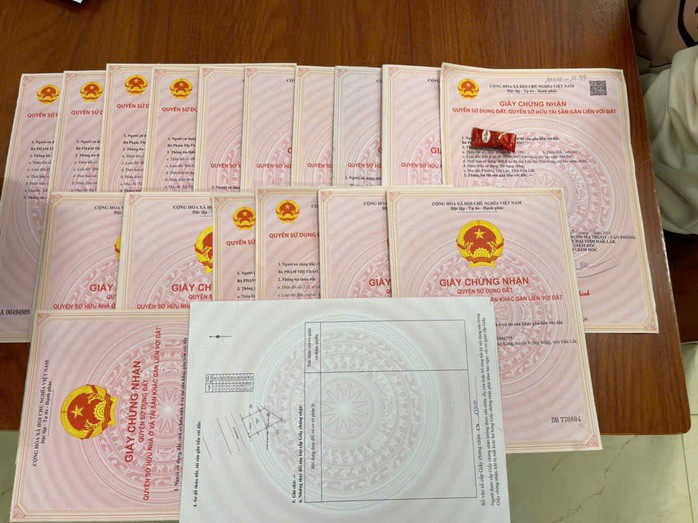 Cơ quan công an thu giữ nhiều sổ đỏ tại nhà Trần Quang Út