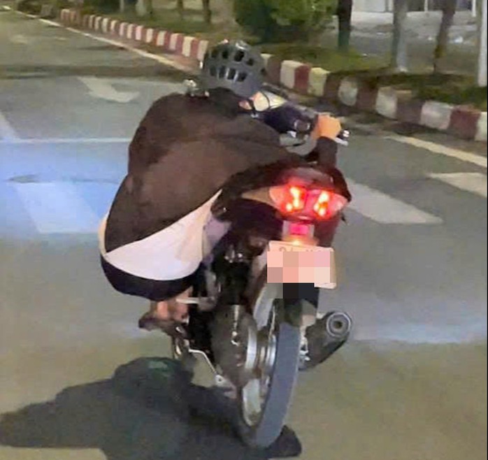 N.T.D lúc “làm xiếc” trên đường