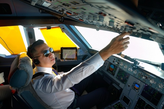 Cơ trưởng Lê Hoài Nam điều khiển máy bay của Vietjet Air đến sân bay Long Thành ngày 19/12. Ảnh: NVCC