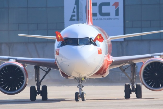 Đội bay Vietjet Air mang theo hai lá quốc kỳ đến sân bay Long Thành. Ảnh: Phương Linh