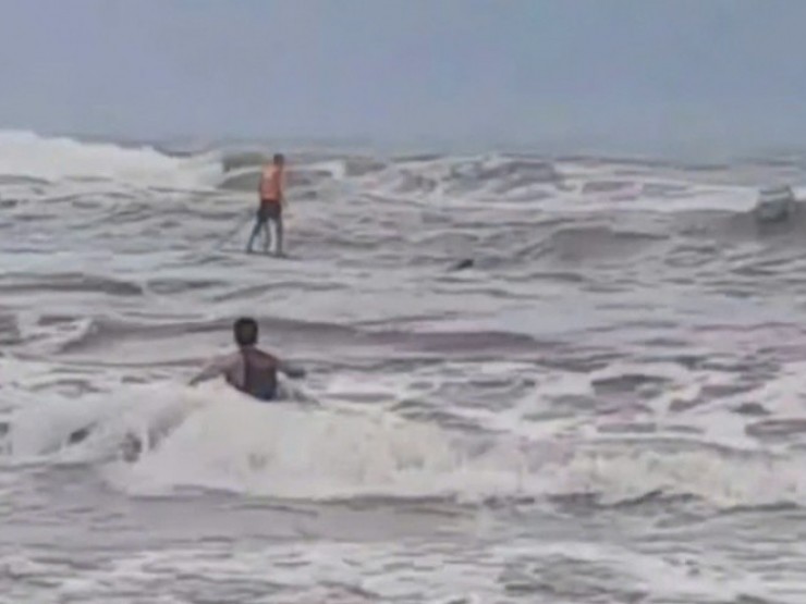 Huế: Livestream kêu gọi dân làng ra cứu nạn ngư dân bị lật thuyền