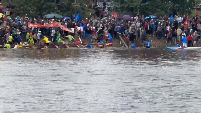 Cảnh hỗn loạn khi hai đội đua ghe ẩu đả với nhau. Ảnh cắt từ clip.