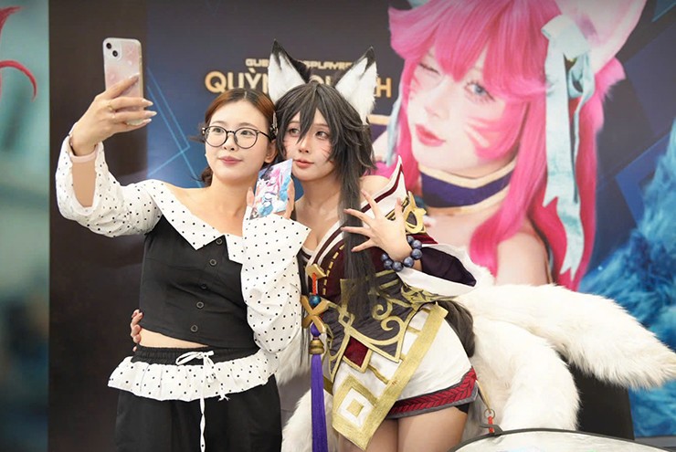 Khách hàng check in tại gian hàng.