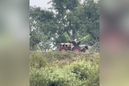 Clip: Nằm gác chân lái xe kéo, người đàn ông lao thẳng xuống ruộng