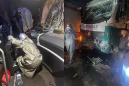 Hà Nội: Giải cứu tài xế xe buýt mắc kẹt trong cabin sau tai nạn giao thông