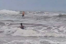 Huế: Livestream kêu gọi dân làng ra cứu nạn ngư dân bị lật thuyền