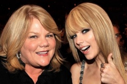 Taylor Swift được mẹ mai mối cho Travis Kelce