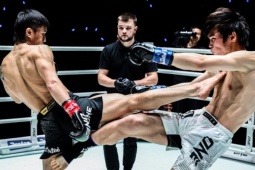 Bị đá bay 2 mét, võ sĩ Trung Quốc đánh cao thủ muay Thái nhập viện trong 40 giây