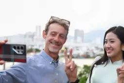 Hoa hậu Hà Trúc Linh 'check-in' điểm du lịch nổi tiếng Khánh Hòa