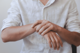 Tê tay tưởng là chuyện nhỏ nhưng lại là dấu hiệu của bệnh khó chữa