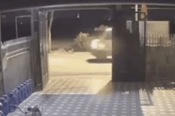 VIDEO: Tông vào xe tải, nam thanh niên đi trên xe máy bị hất văng lên hàng rào nhà ven đường