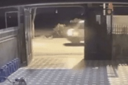 VIDEO: Tông vào xe tải, nam thanh niên đi trên xe máy bị hất văng lên...