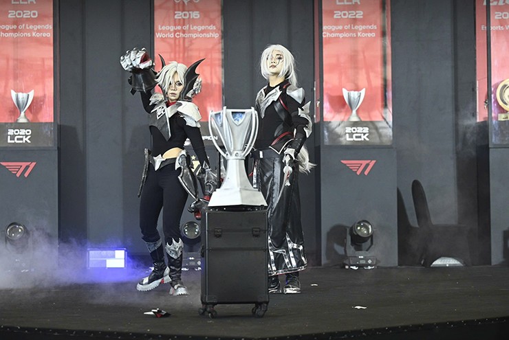 Hai thí sinh trình diễn cosplay tại sự kiện.