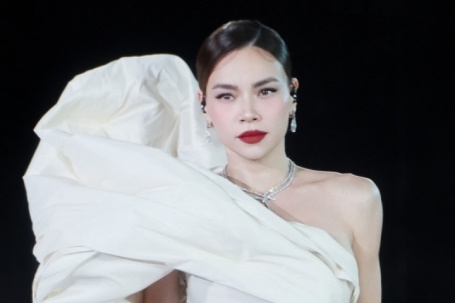 Hồ Ngọc Hà được khen 'đẹp phát sáng' trên sân khấu Miss Cosmo 2025