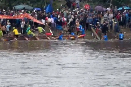 CLIP: Các vận động viên đánh nhau náo loạn lễ hội đua ghe ở Huế