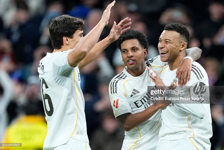 Real Madrid áp sát ngôi đầu của Barcelona