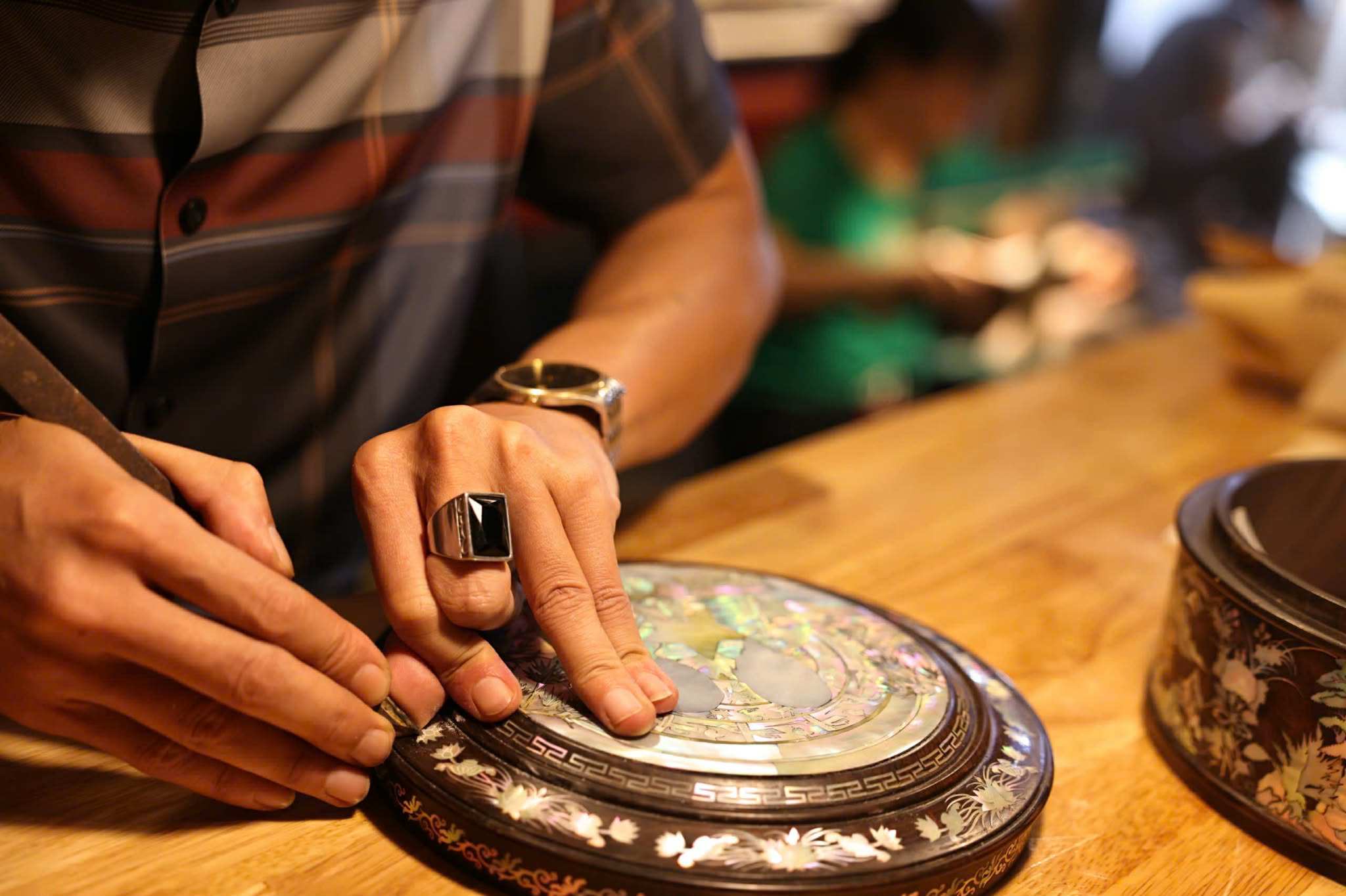 Khảm trai là nghề đòi hỏi tay nghề cao, cần 5–10 năm để vững nghề và cả đời để sáng tạo.