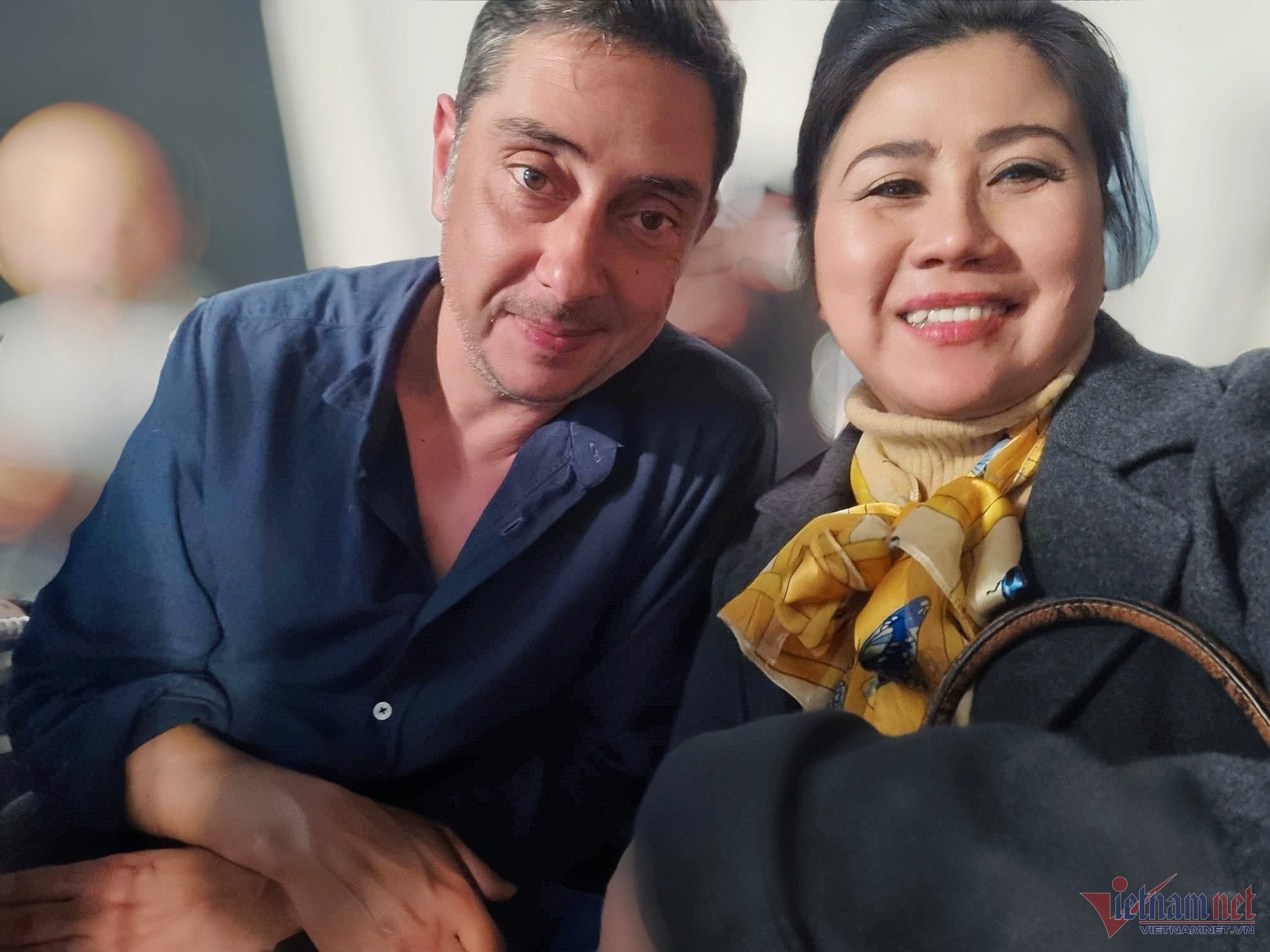 Linh Huyền bên đạo diễn Miguel Gomes. Ảnh: NVCC