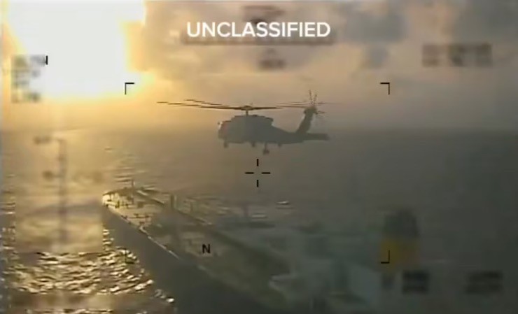 Mỹ dùng trực thăng bắt giữ tàu chở dầu Venezuela không nằm trong danh sách cấm vận - 1