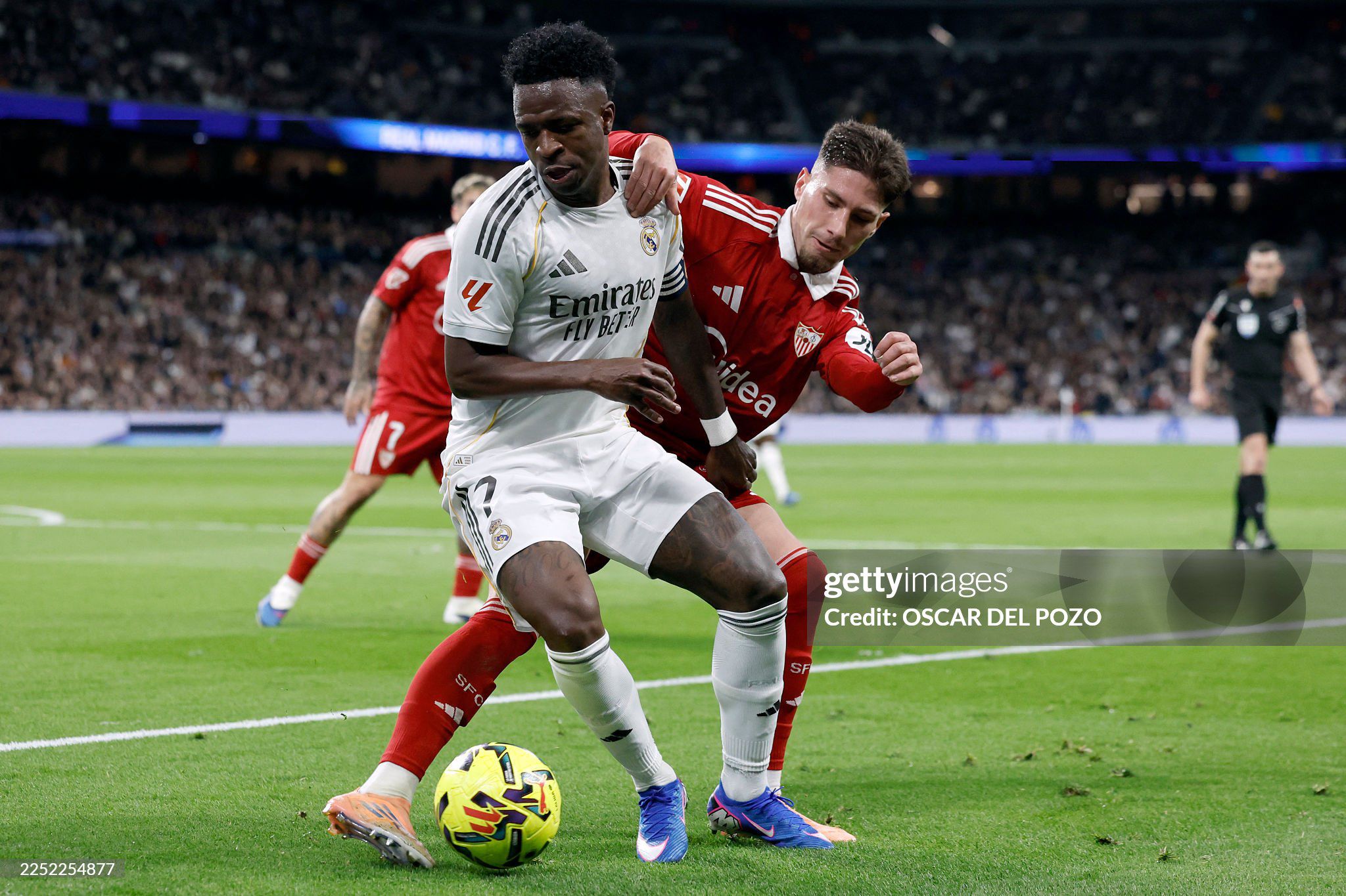 Real Madrid vất vả trước Sevilla