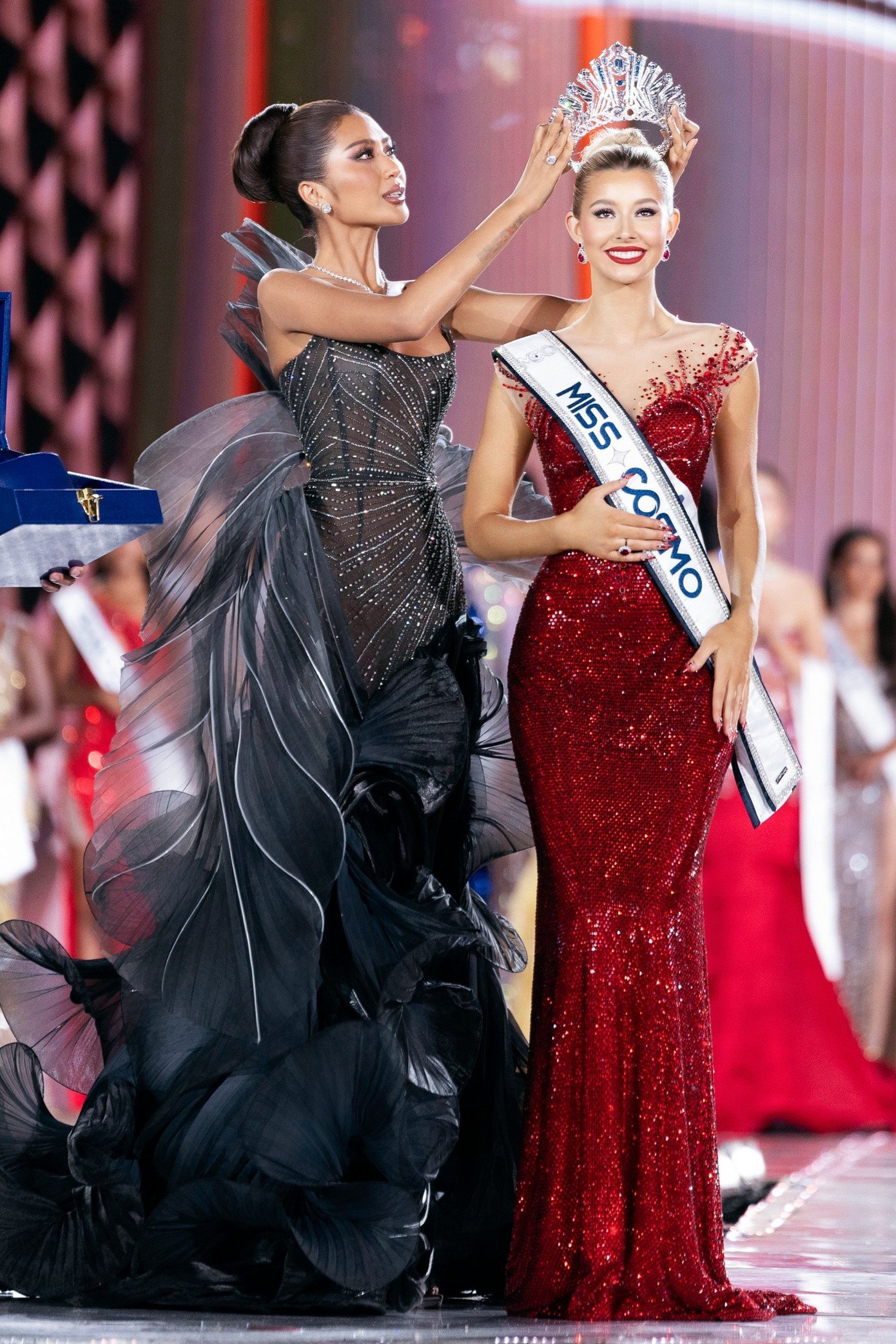 Tân Miss Cosmo 2025 Yolina Lindquist năm nay 22 tuổi, cao 1m78. Người đẹp sở hữu học thức đỉnh cao, nhan sắc đẹp không tì vết, chuẩn tiêu chí Hoàn vũ.