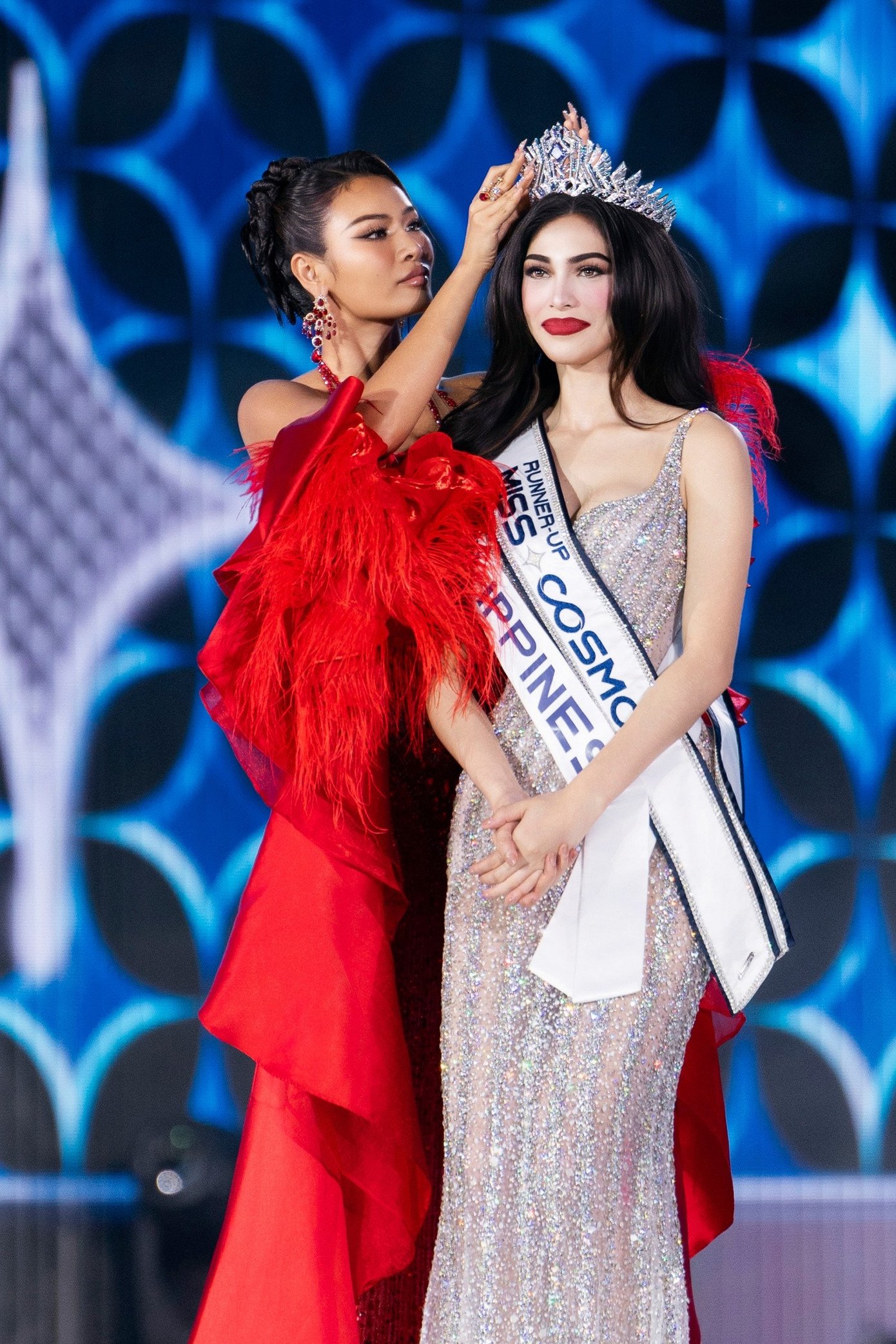 Á hậu Miss Cosmo 2025 Chelsea Fernandez đến từ Philippines. Người đẹp sở hữu rất nhiều giải thưởng phụ: Best Evening Gown (Trình diễn Dạ hội xuất sắc nhất), giải thưởng Cosmo People's Choice (Bình chọn nhiều nhất từ người hâm mộ) và được vào thẳng Top 10. Trong đêm Bán kết trước đó, Chelsea nhận giải thưởng Parade of Beauty Award và 1 Giải thưởng khác từ nhà tài trợ.
