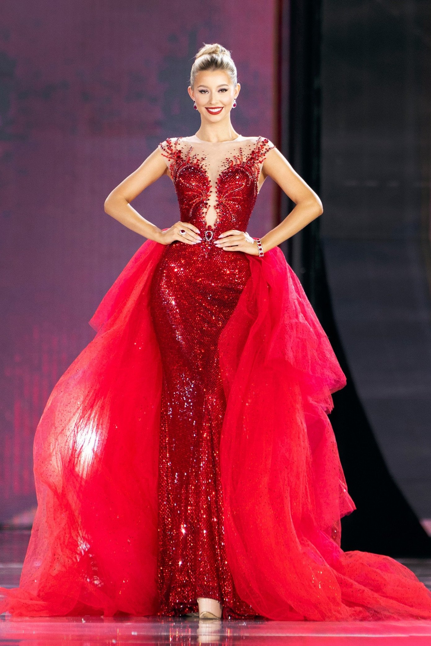 Tân Miss Cosmo 2025 Yolina Lindquist năm nay 22 tuổi, cao 1m78. Người đẹp sở hữu học thức đỉnh cao, nhan sắc đẹp không tì vết, chuẩn tiêu chí Hoàn vũ.