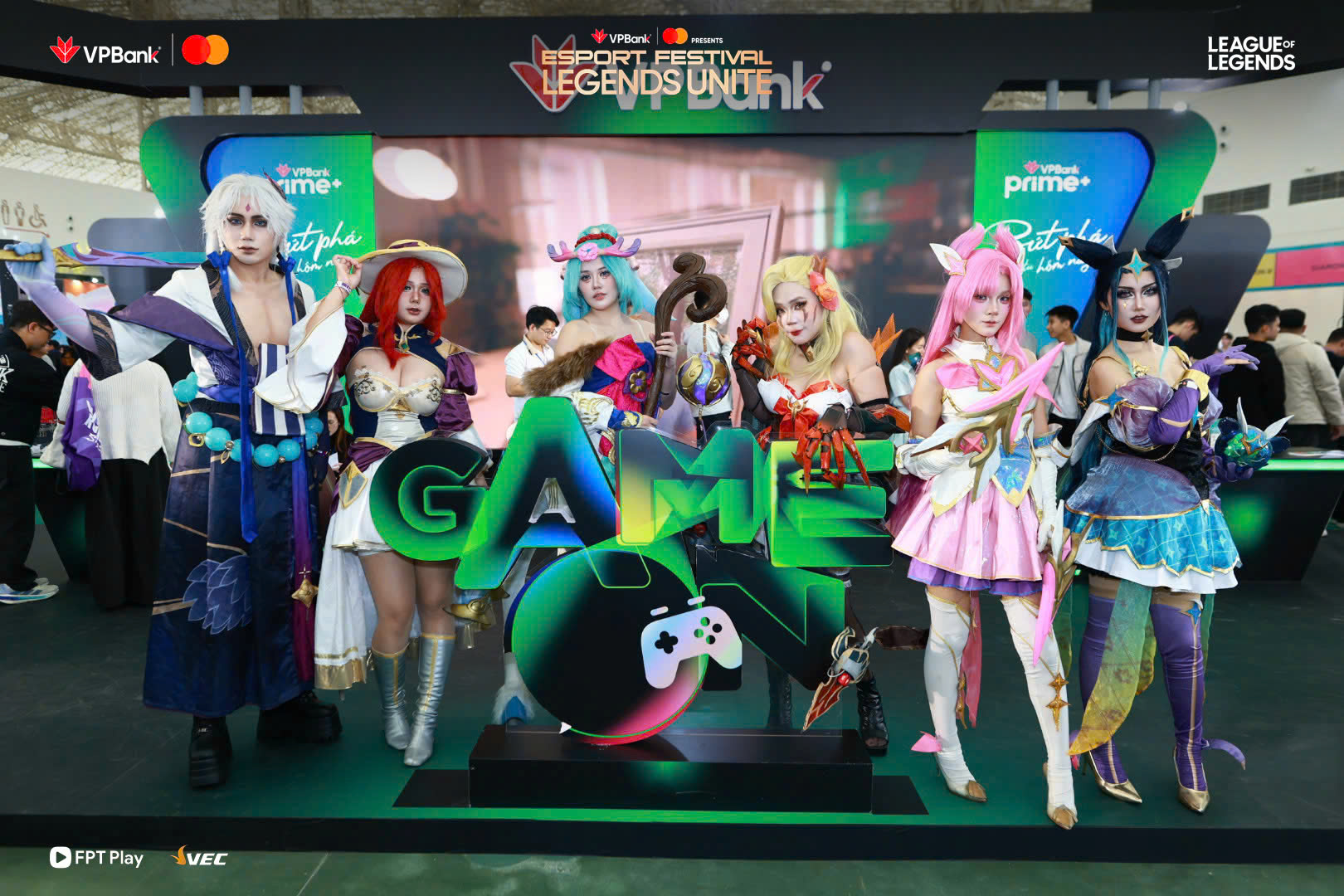 Nhóm bạn trẻ cosplay tại gian hàng VPBank sáng 20/12