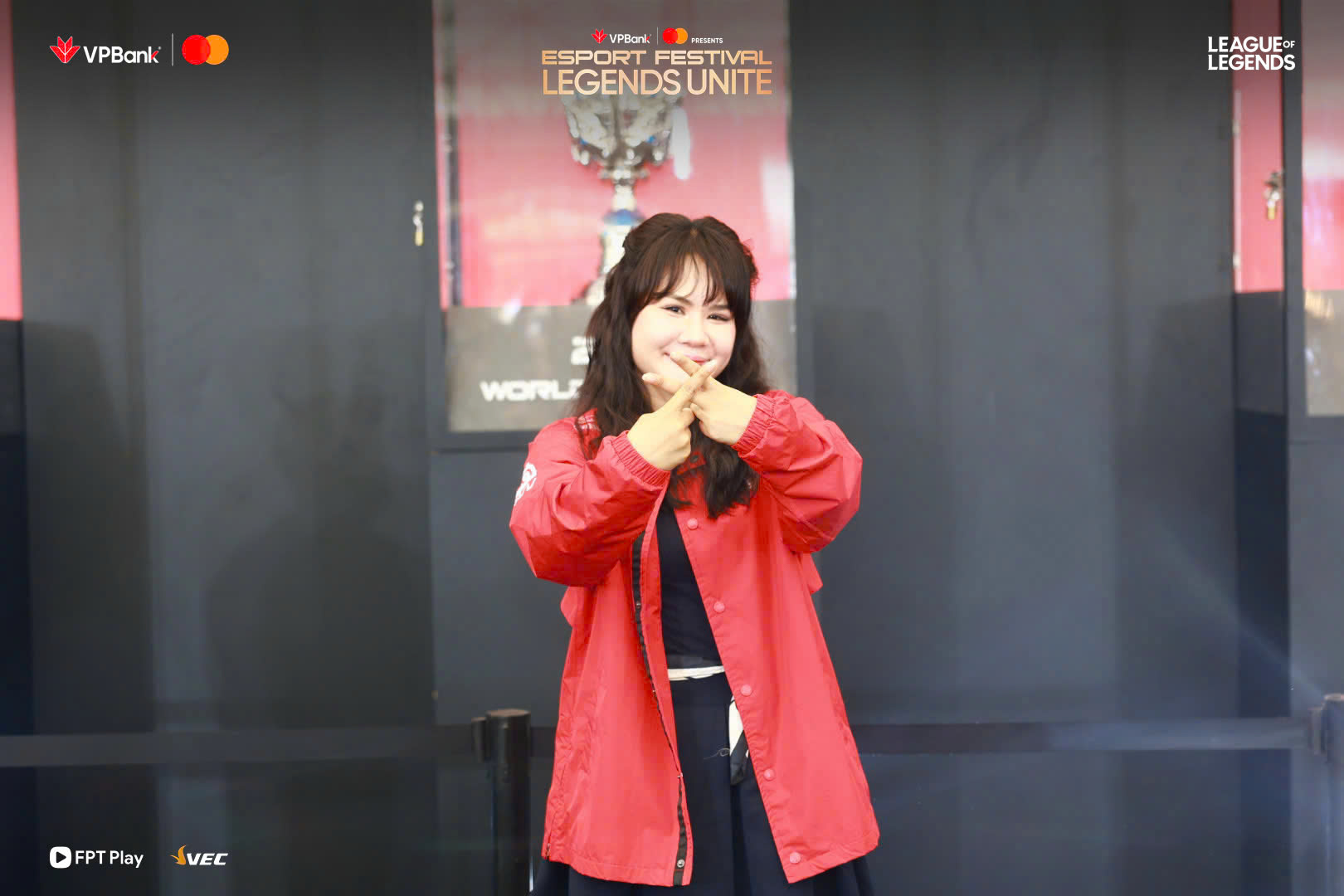 Một bạn trẻ hào hứng check in với chiếc cup của thần tượng